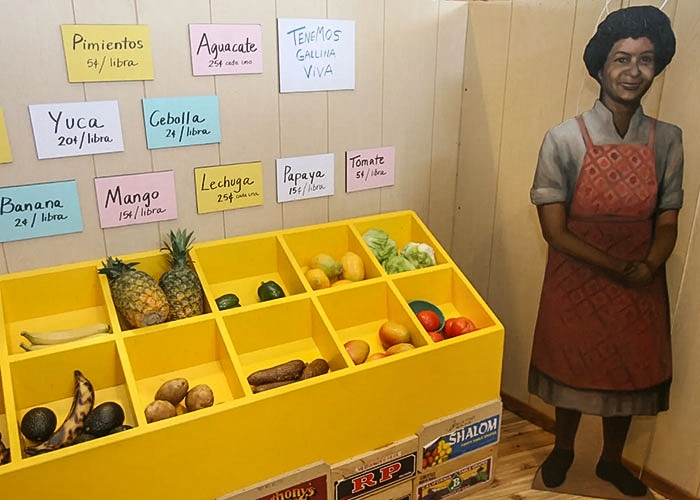 An exhibit of Do帽a Fefa's Market at Children鈥檚 Museum
